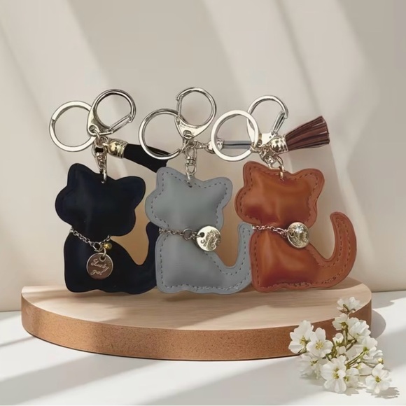 New Cat-Shaped Leather Keychain With Gold Accents - Picture 3 of 4